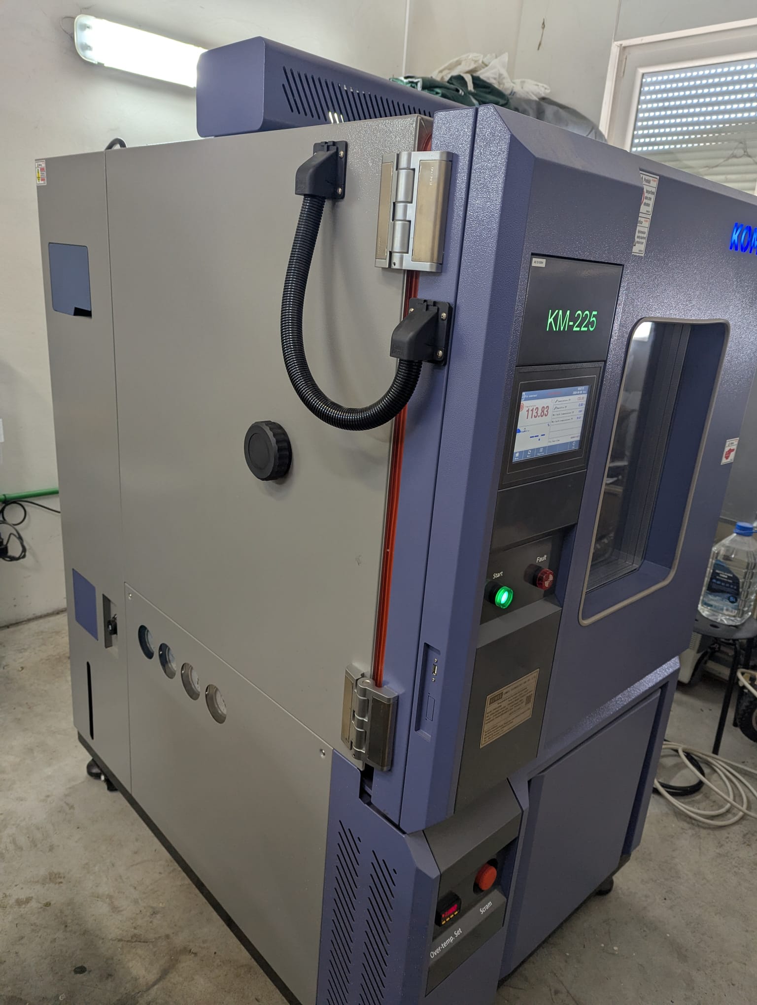 Live test — chamber running at +113.83 °C during the April 2026 functional verification.